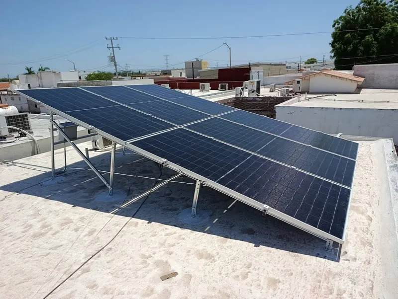 Ocho paneles solares sobre estructura elevada en una azotea plana de Los Mochis