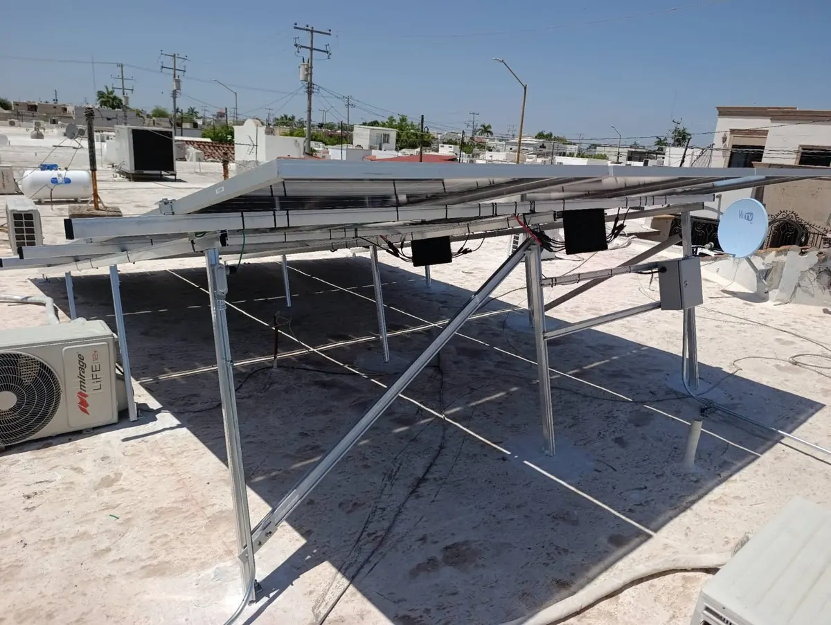Estructura de aluminio elevada con paneles solares y cableado canalizado en una azotea